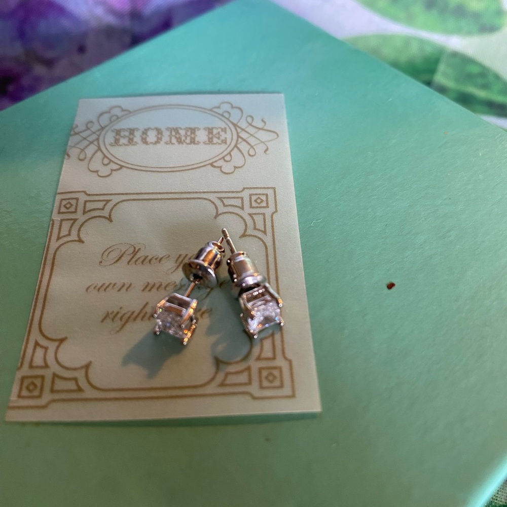 🎈 New 925 Silver 1/2 ct CZ Earrings -Comes with pouch - Great Gift